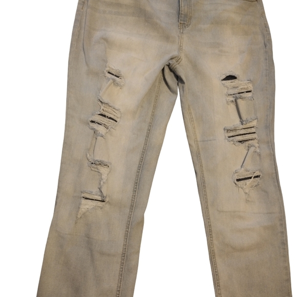 C Est. 1946 Denim - Women's Distressed Straight Leg Jeans in Light Gray